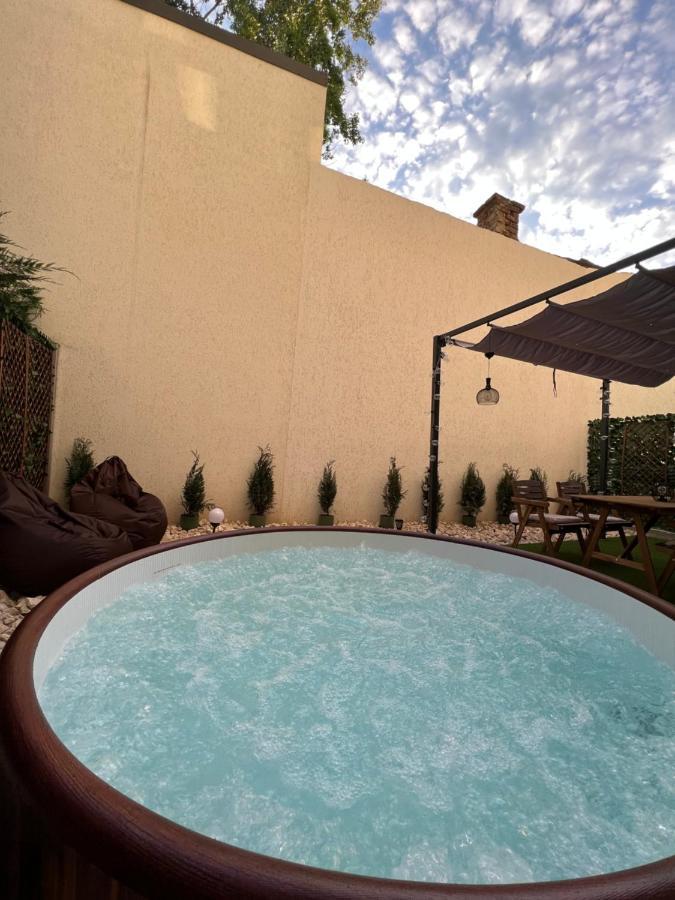 Downtown Hidden Garden With Jacuzzi In Bucharest Διαμέρισμα Εξωτερικό φωτογραφία